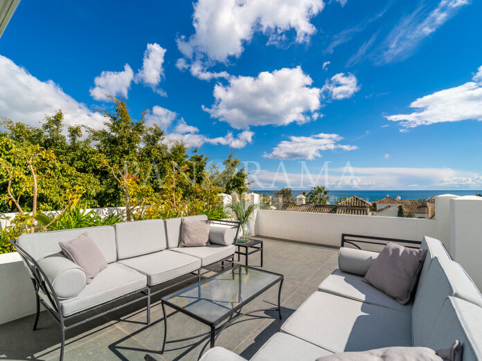 Espléndido ático dúplex junto a la playa en los Jardines Persas de Marina Puente Romano con vistas espectaculares