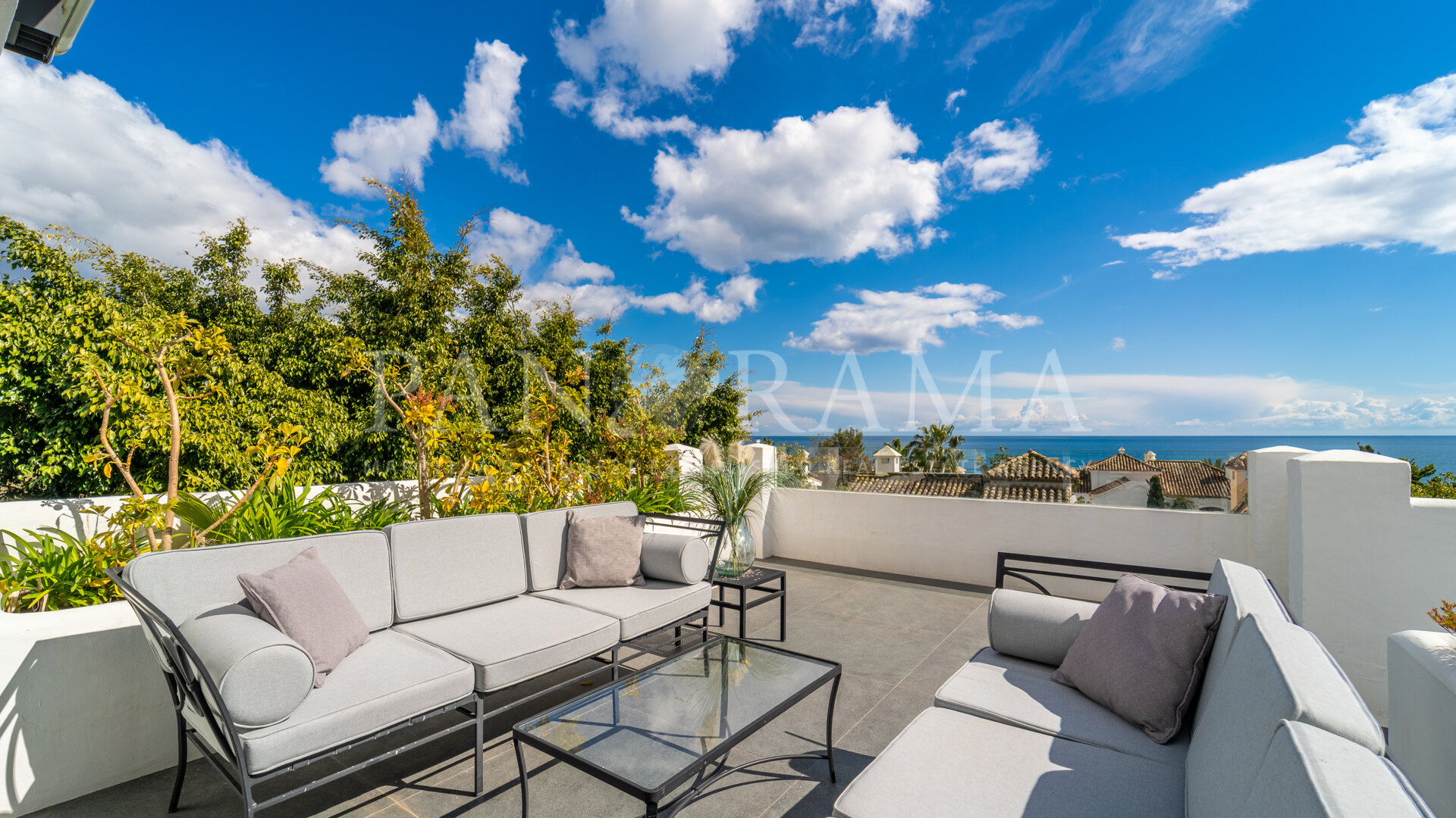 Espléndido ático dúplex junto a la playa en los Jardines Persas de Marina Puente Romano con vistas espectaculares