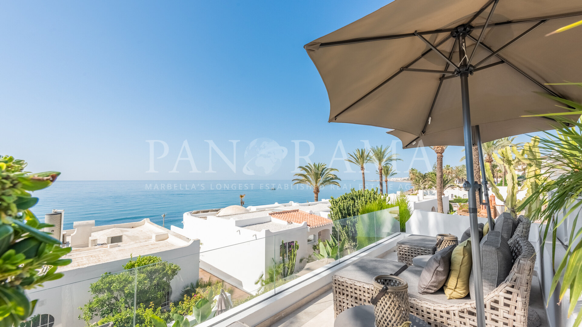 Elegant townhouse in Oasis Club, a beachfront community on Marbella’s Golden Mile