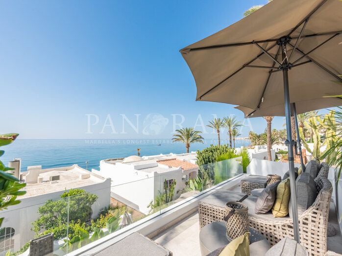 Elegant townhouse in Oasis Club, a beachfront community on Marbella’s Golden Mile