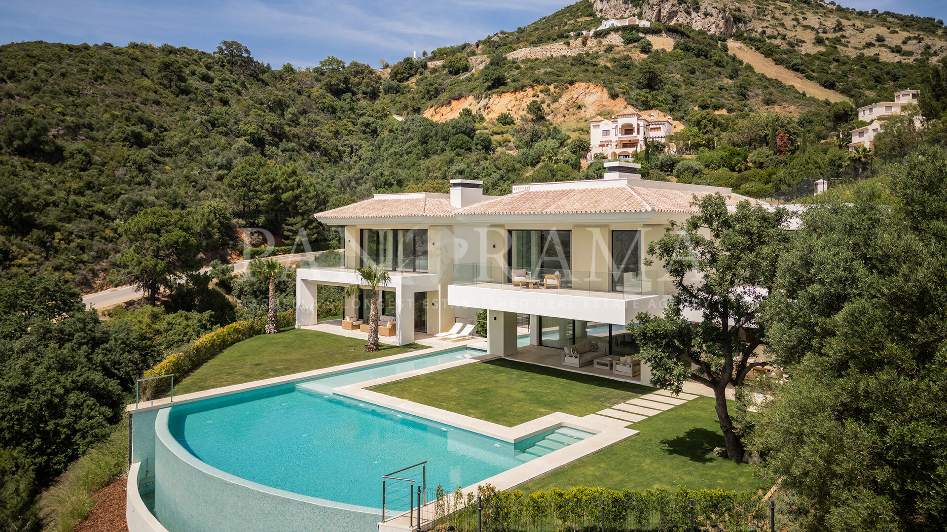 Residencia contemporánea excepcional en Marbella Club Golf Resort, que combina impresionantes vistas panorámicas