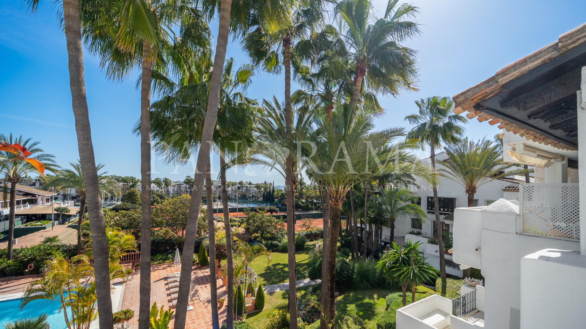 Beachside duplex penthouse in the Andalusian Gardens of Marina Puente Romano