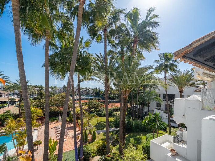 Beachside duplex penthouse in the Japanese Gardens of Marina Puente Romano