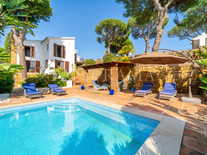 Elegante villa mediterránea con jardín maduro y privacidad en Cerrado de Elviria