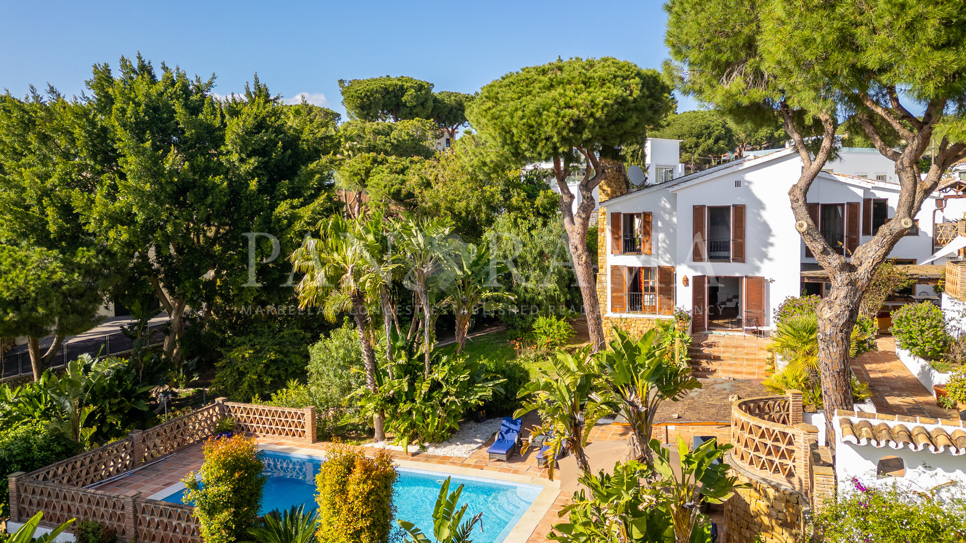 Elegante mediterrane Villa mit eingewachsenem Garten und Privatsphäre im Cerrado de Elviria