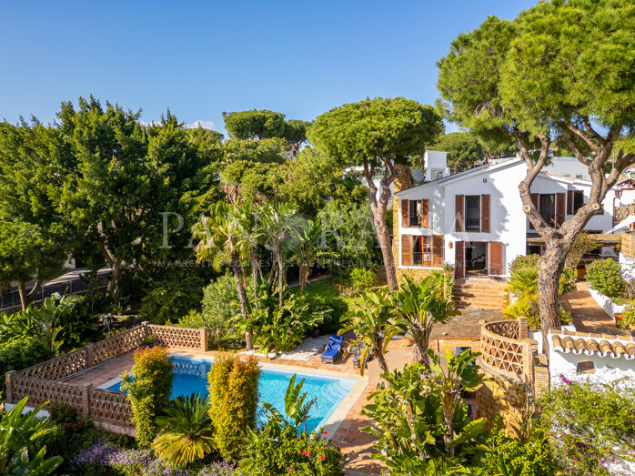 Elegante mediterrane Villa mit eingewachsenem Garten und Privatsphäre im Cerrado de Elviria