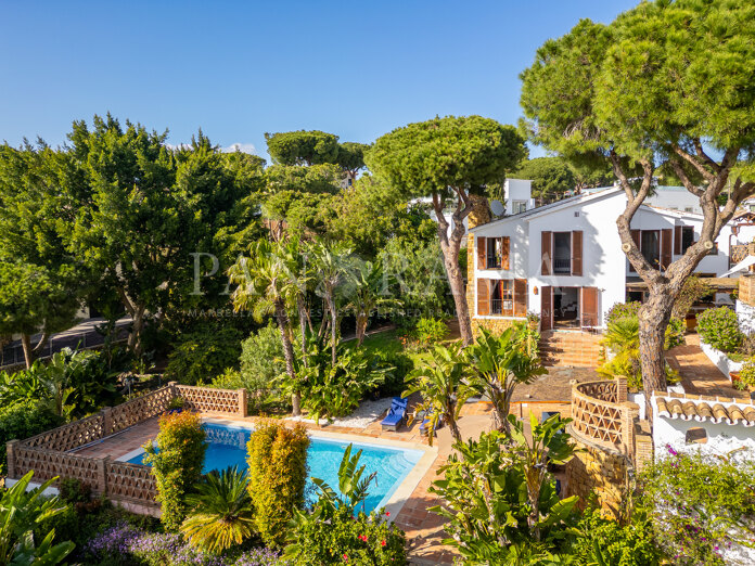 Elegant Mediterranean villa with mature garden and privacy in Cerrado de Elviria
