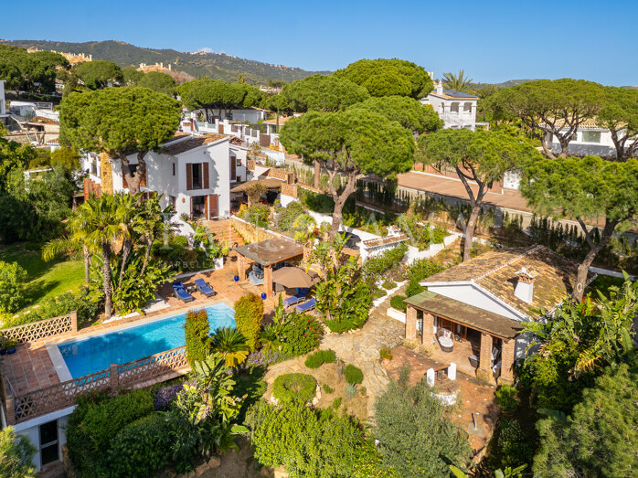 Villa méditerranéenne élégante avec jardin mature et intimité à Cerrado de Elviria