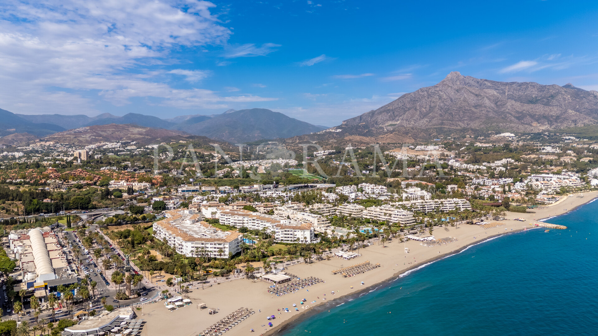 Luminoso apartamento dentro de una comunidad cerrada en primera línea de playa en Puerto Banús