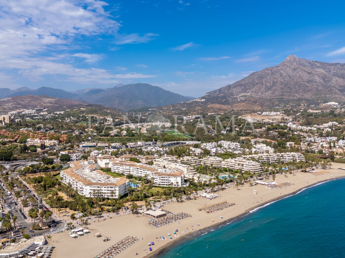 Bright apartment within a beachfront and gated community in Puerto Banús