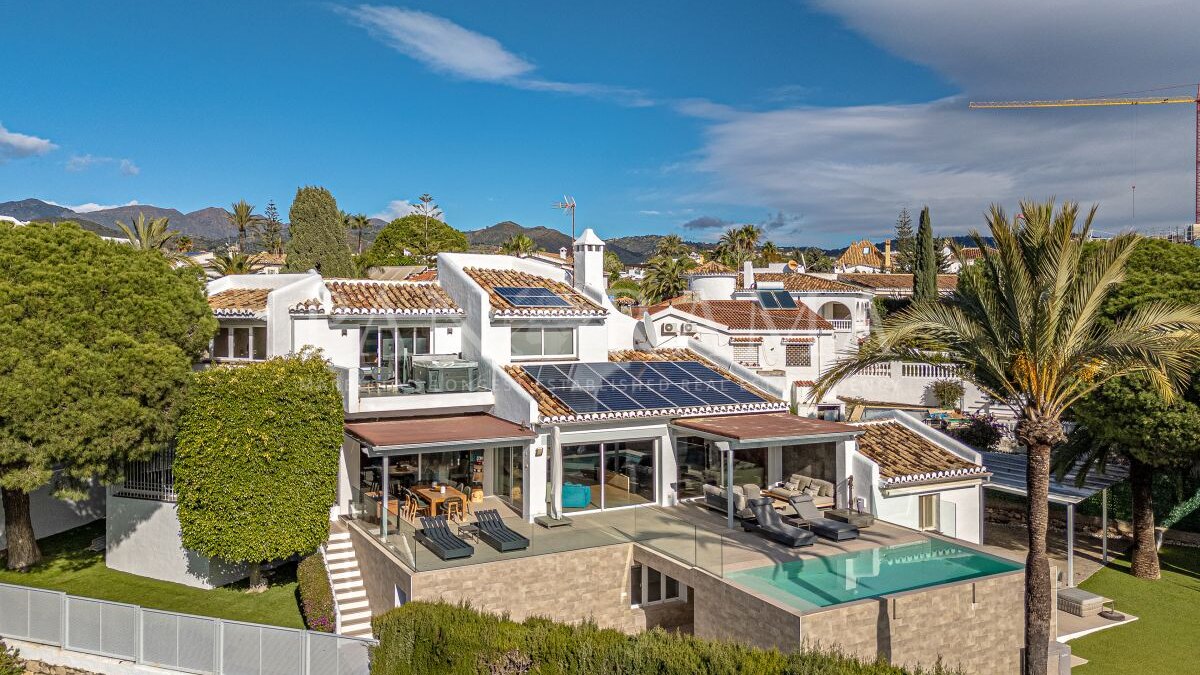 Lujosa villa en Marbella con vistas al mar, a solo 200 metros de las mejores playas de Las Chapas