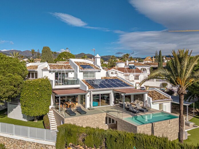 Luxuriöse Villa in Marbella mit Meerblick, nur 200 m von den schönsten Stränden in Las Chapas entfernt