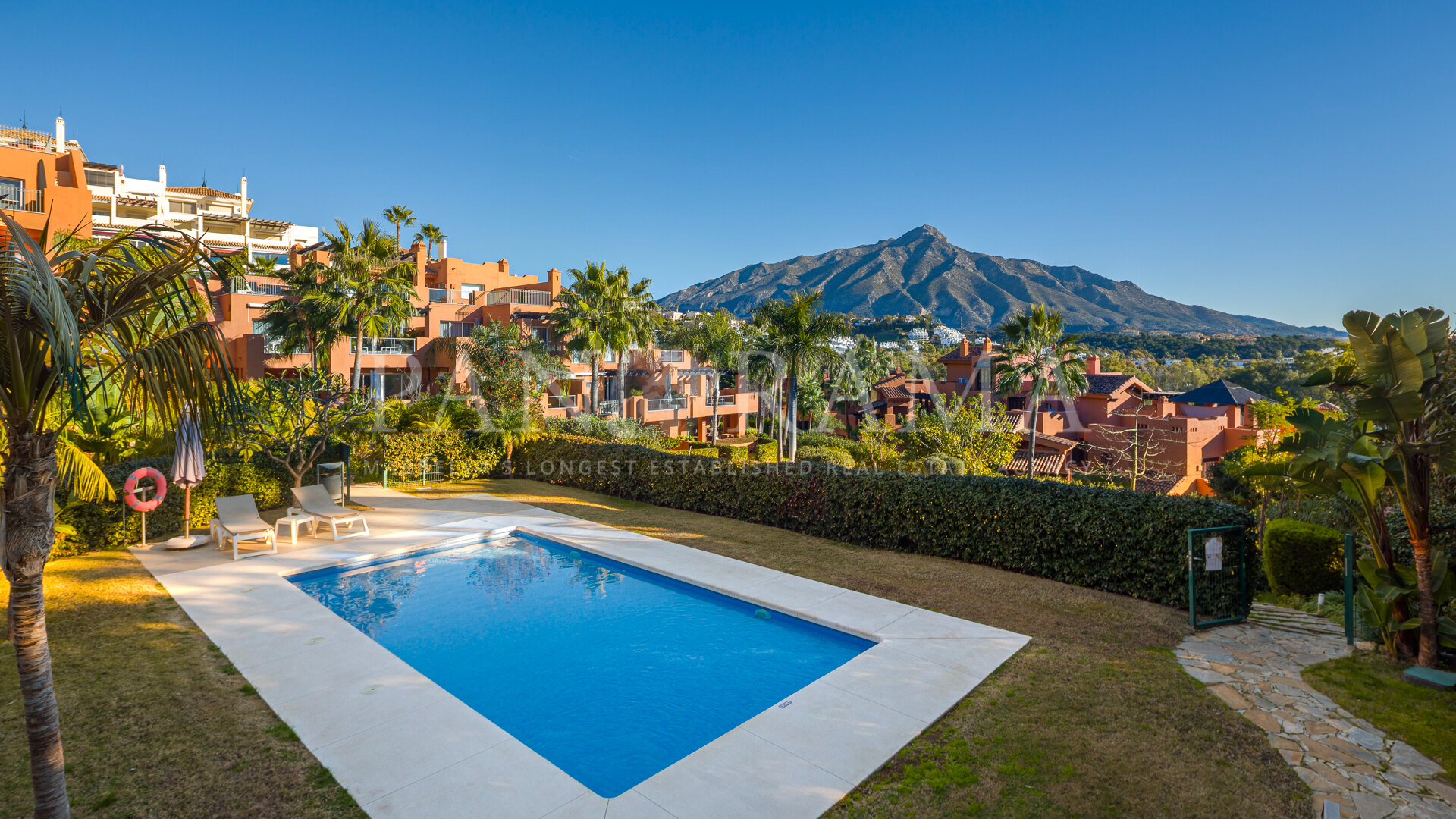 Amplio Apartamento Esquinero en Alminar de Marbella, Nueva Andalucía