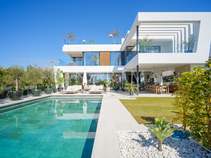 Modern beachside Villa in Marbella East