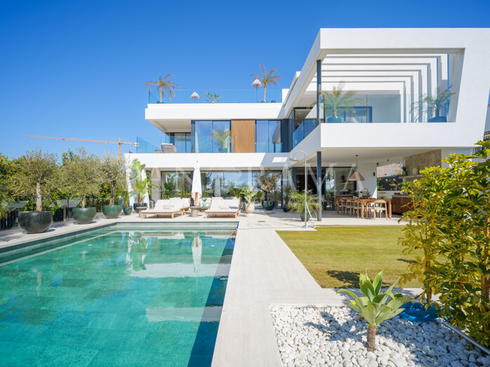 Moderna villa junto a la playa en Marbella Este