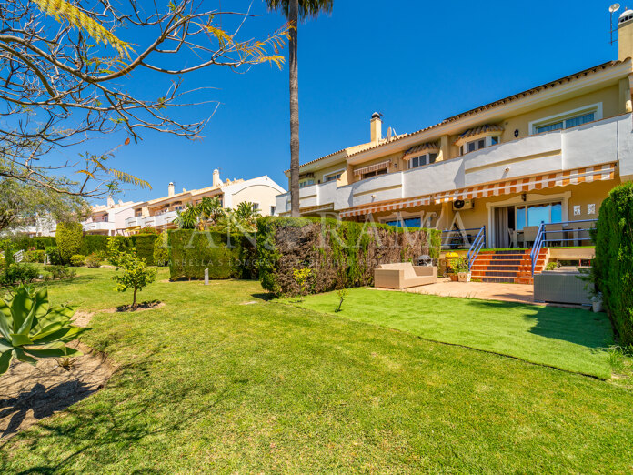 Licht en ruim herenhuis in Atalaya, Estepona
