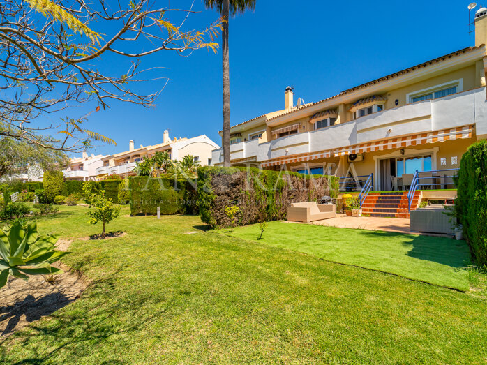 Bright and spacious townhouse in Atalaya, Estepona