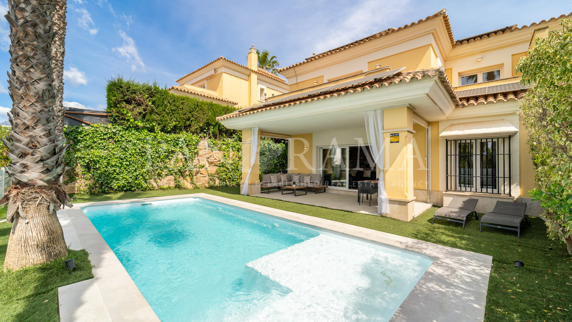 Elegantes Zuhause mit herrlichem Meerblick in Santa Clara, neben Los Monteros