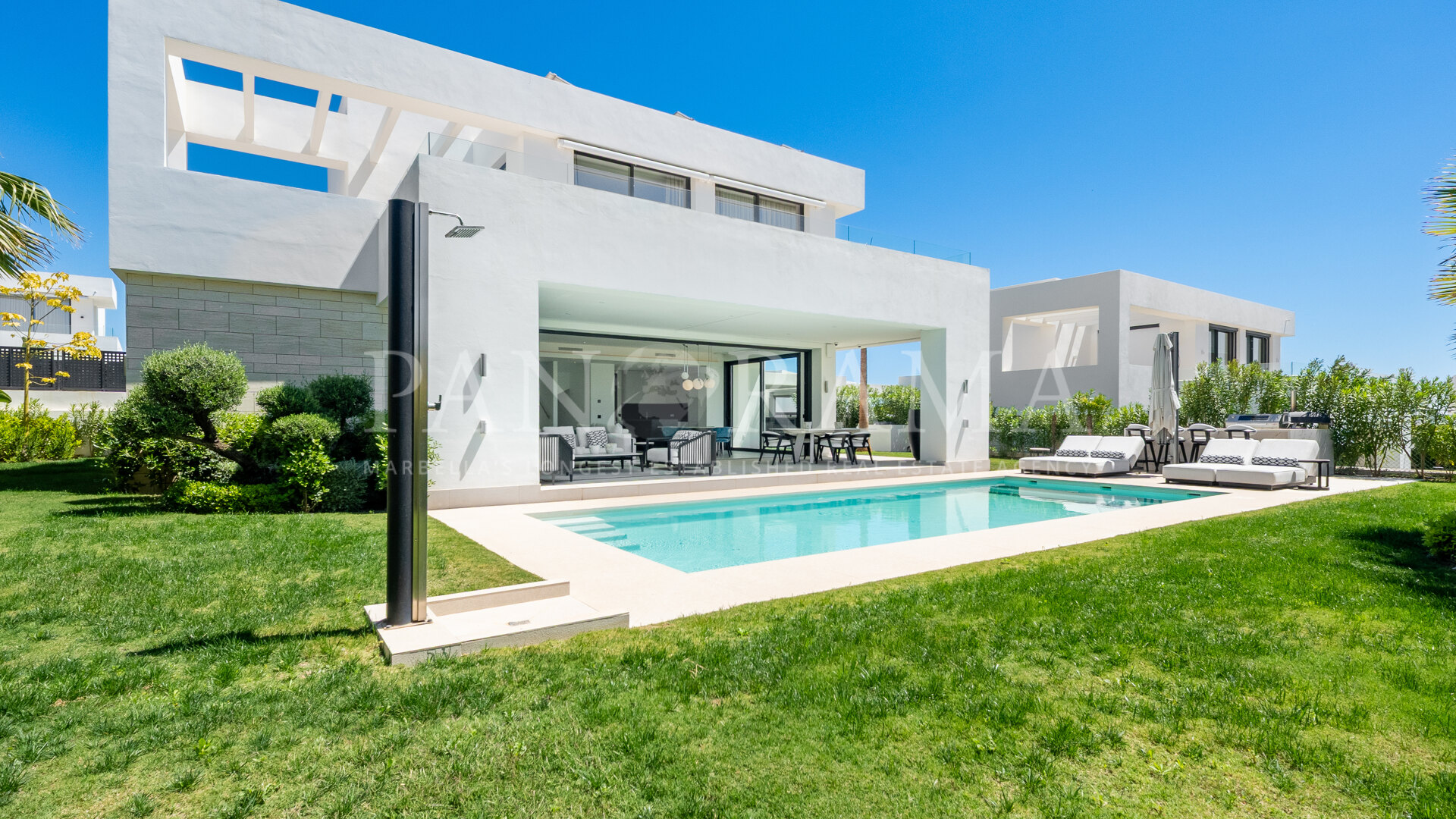Modern villa with spectacular mountain and sea views in a gated community in La Finca de Marbella