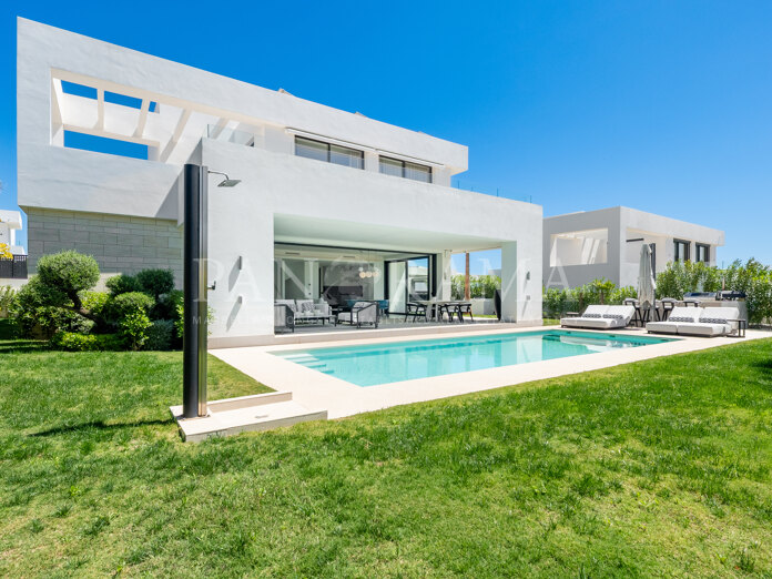 Modern villa with spectacular mountain and sea views in a gated community in La Finca de Marbella