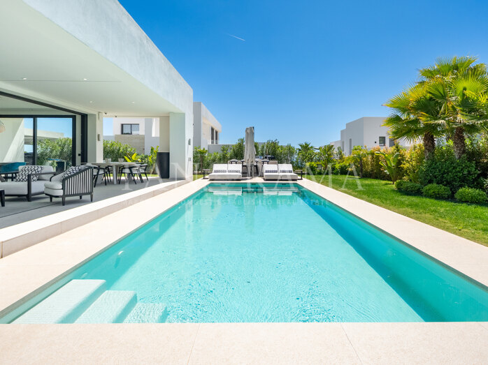 Modern villa with spectacular sea and mountain views in La Finca de Marbella