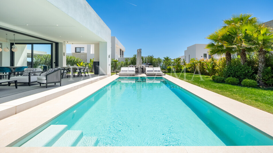 Modern villa with spectacular sea and mountain views in La Finca de Marbella
