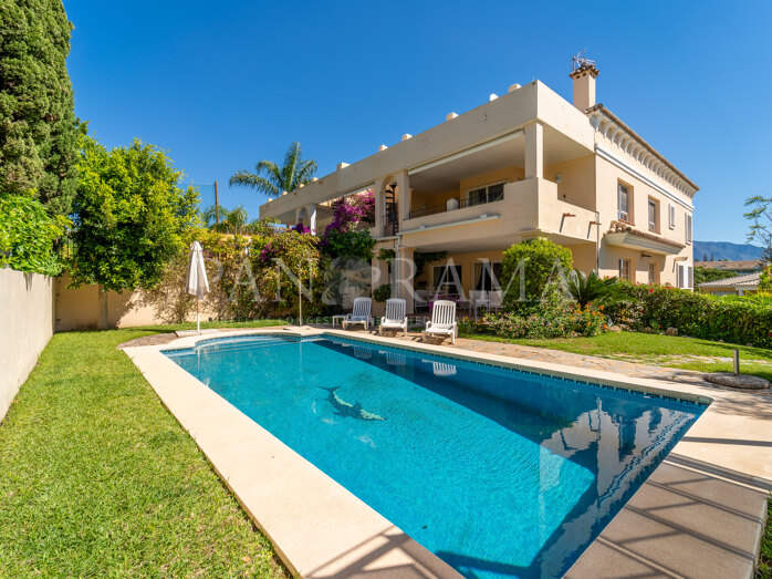 Spacious semi-detached villa with private garden and swimming pool on the frontline golf in Guadalmina Alta