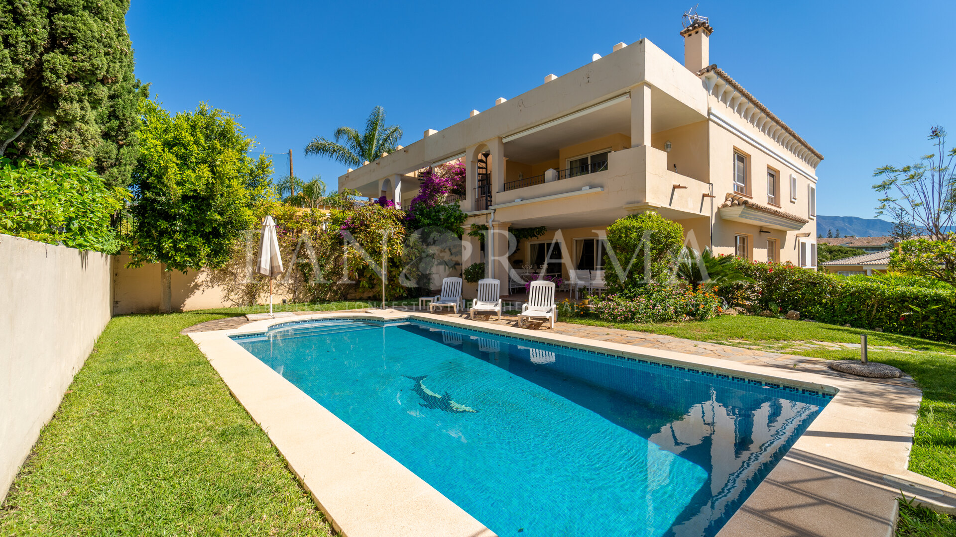 Spacious semi-detached villa with private garden and swimming pool on the frontline golf in Guadalmina Alta
