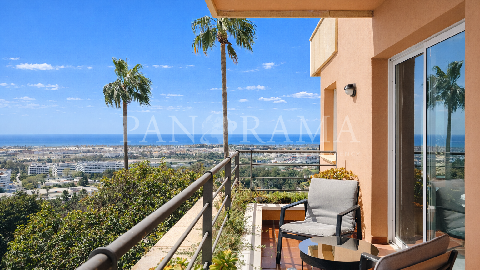 Appartement lumineux avec vue panoramique sur la mer et le golf à Magna Marbella