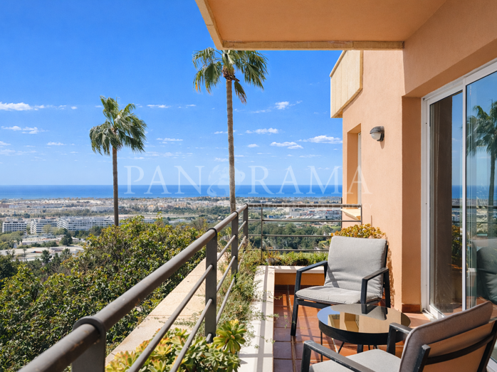 Helles Apartment mit Panorama-Meer- und Golfblick in Magna Marbella