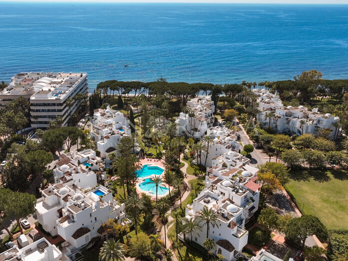 Incredible beachside penthouse in the beautiful gated community of Alhambra del Mar