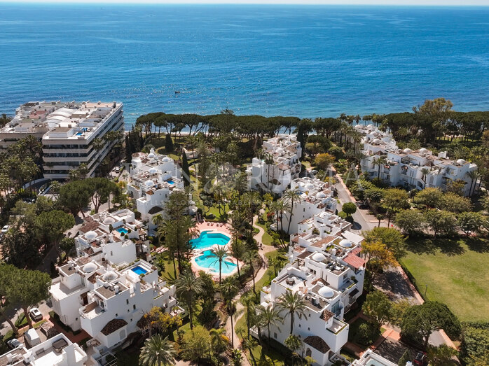 Incredible beachside penthouse in the beautiful gated community of Alhambra del Mar