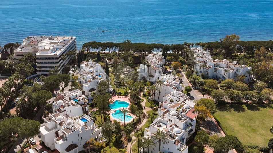 Incredible beachside penthouse in the beautiful gated community of Alhambra del Mar