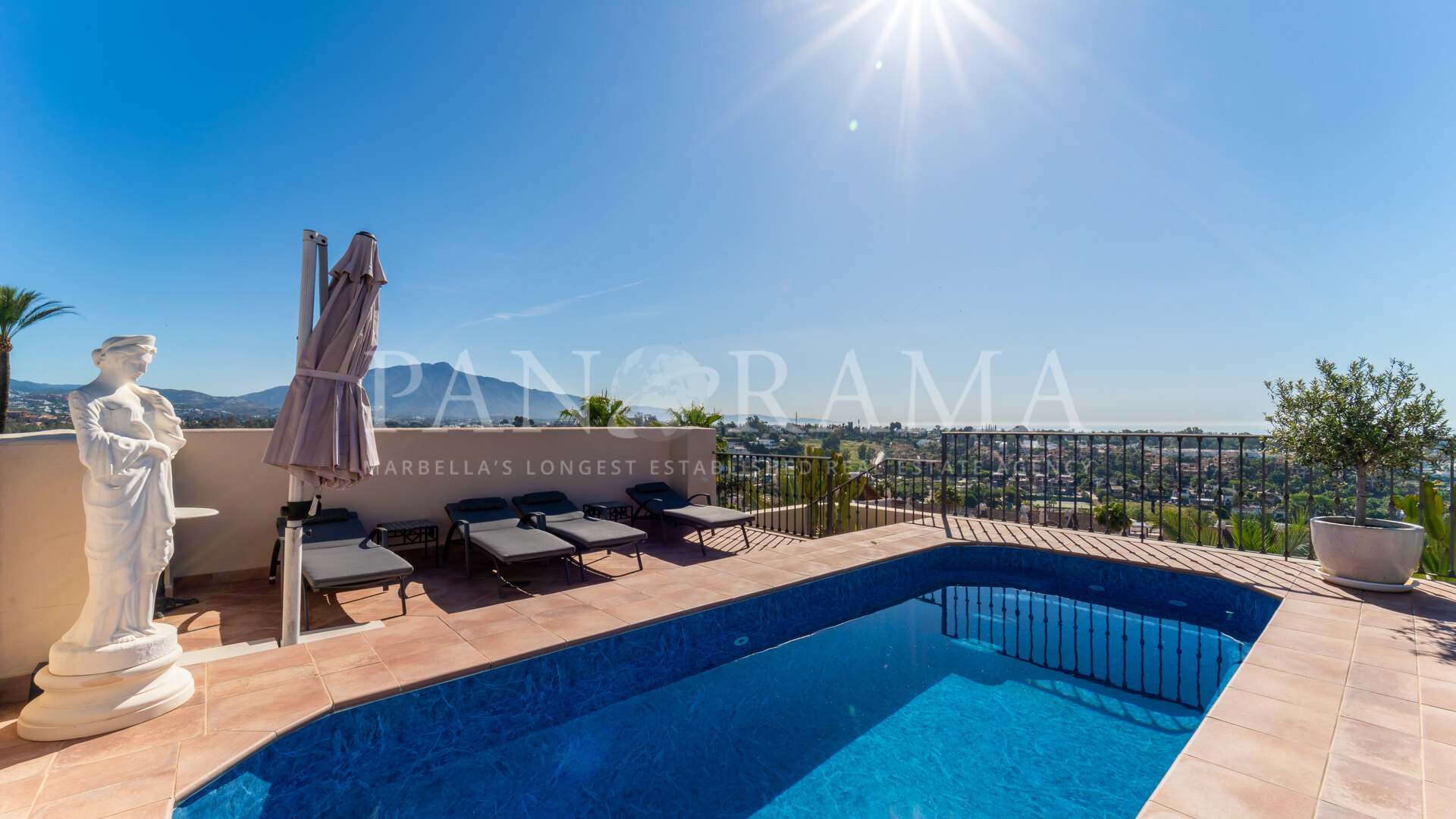 Penthouse duplex de luxe à El Paraiso Hills avec terrasse sur le toit impressionnante et piscine privée