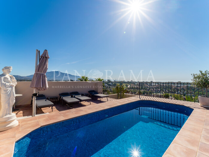 Penthouse duplex de luxe à El Paraiso Hills avec terrasse sur le toit impressionnante et piscine privée