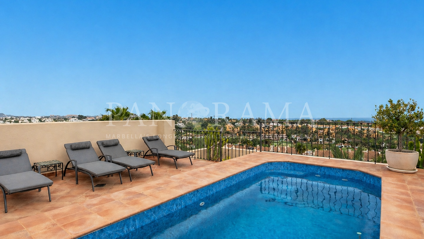 Penthouse duplex de luxe à El Paraiso Hills avec terrasse sur le toit impressionnante et piscine privée