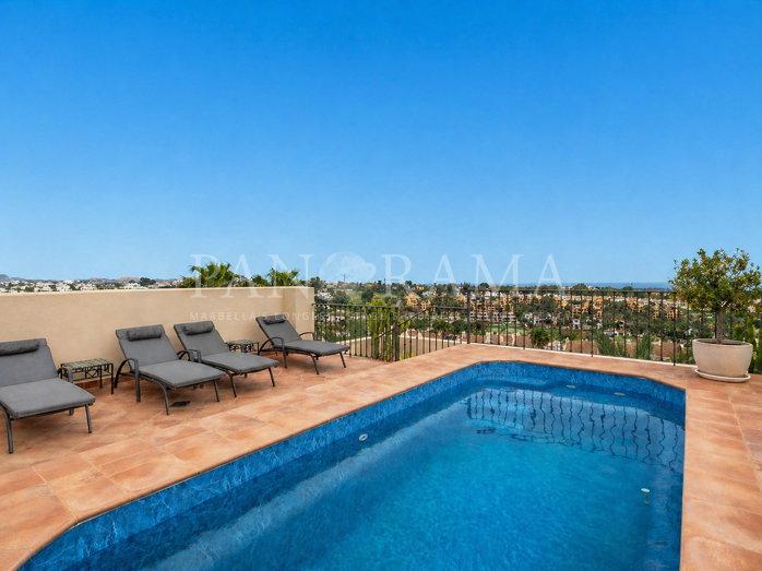 Penthouse duplex de luxe à El Paraiso Hills avec terrasse sur le toit impressionnante et piscine privée