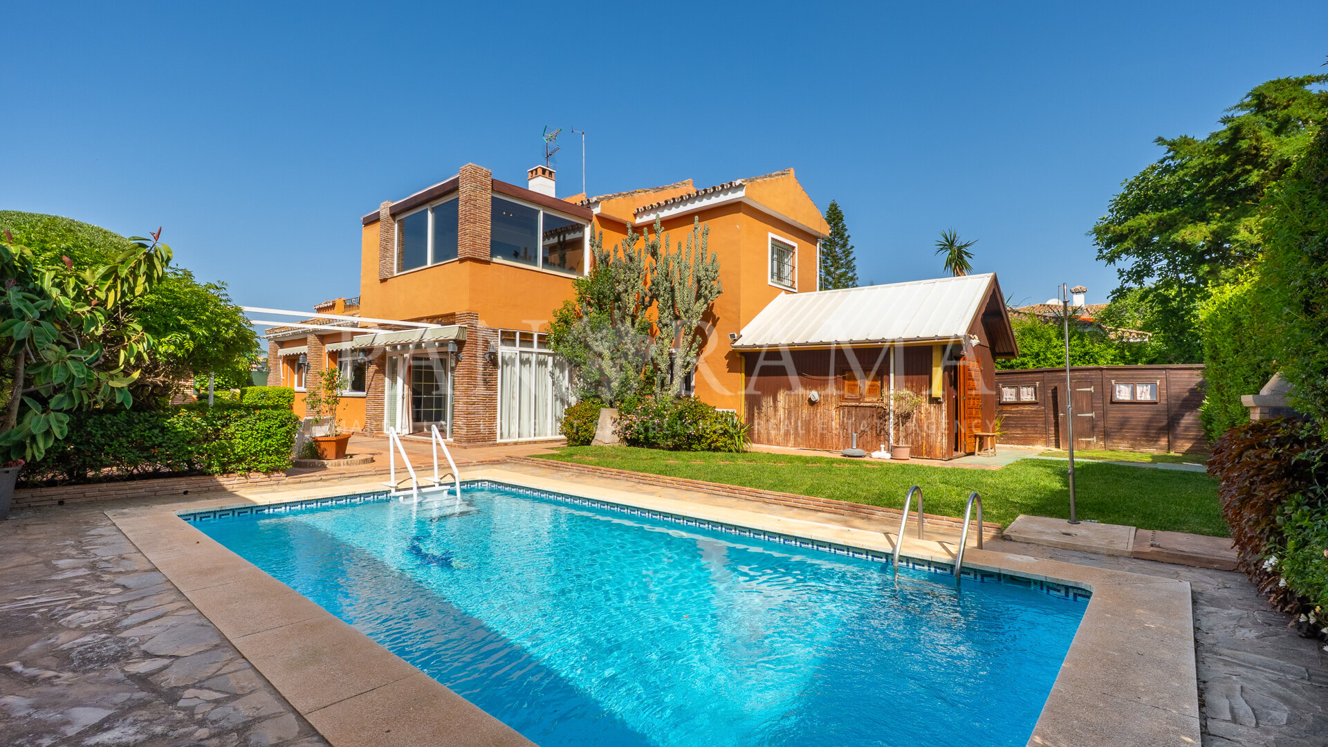 Villa junto a la playa en una ubicación céntrica junto al pueblo de San Pedro