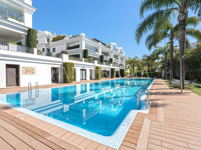 Appartement de jardin élégant en bord de mer avec vue sur la mer à Doncella Beach, Estepona