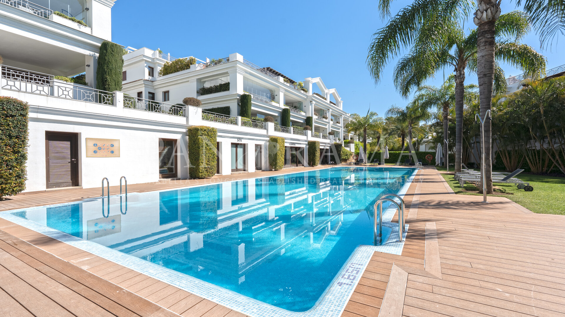 Elegant beachfront garden apartment with sea views in Doncella Beach, Estepona