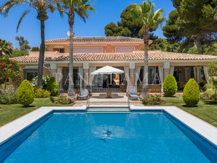 Villa Serena, una hermosa villa frente al mar con jardines maduros en Estepona