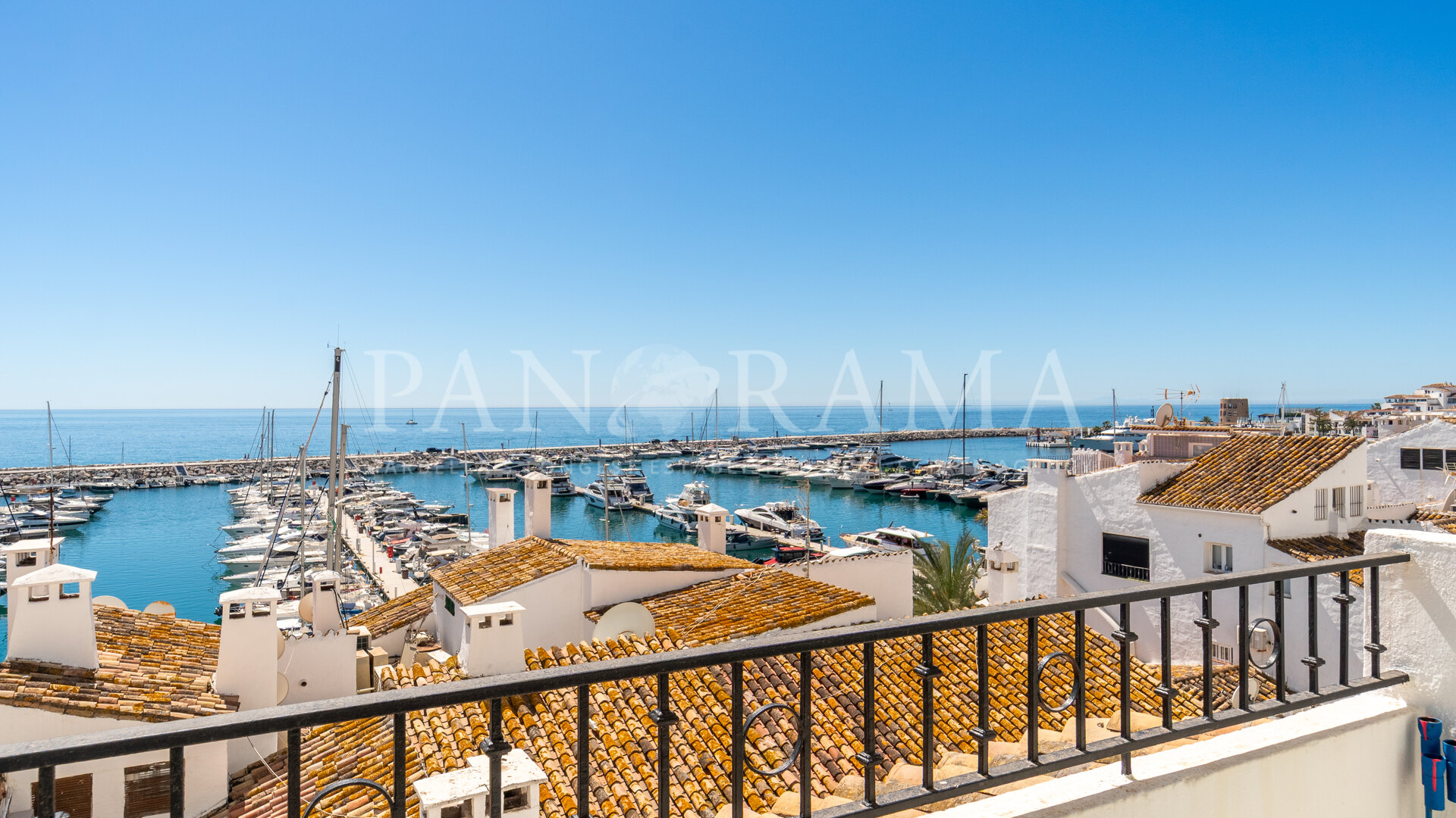 Charmant appartement met 2 slaapkamers en adembenemend zeezicht in het hart van de jachthaven van Puerto Banús