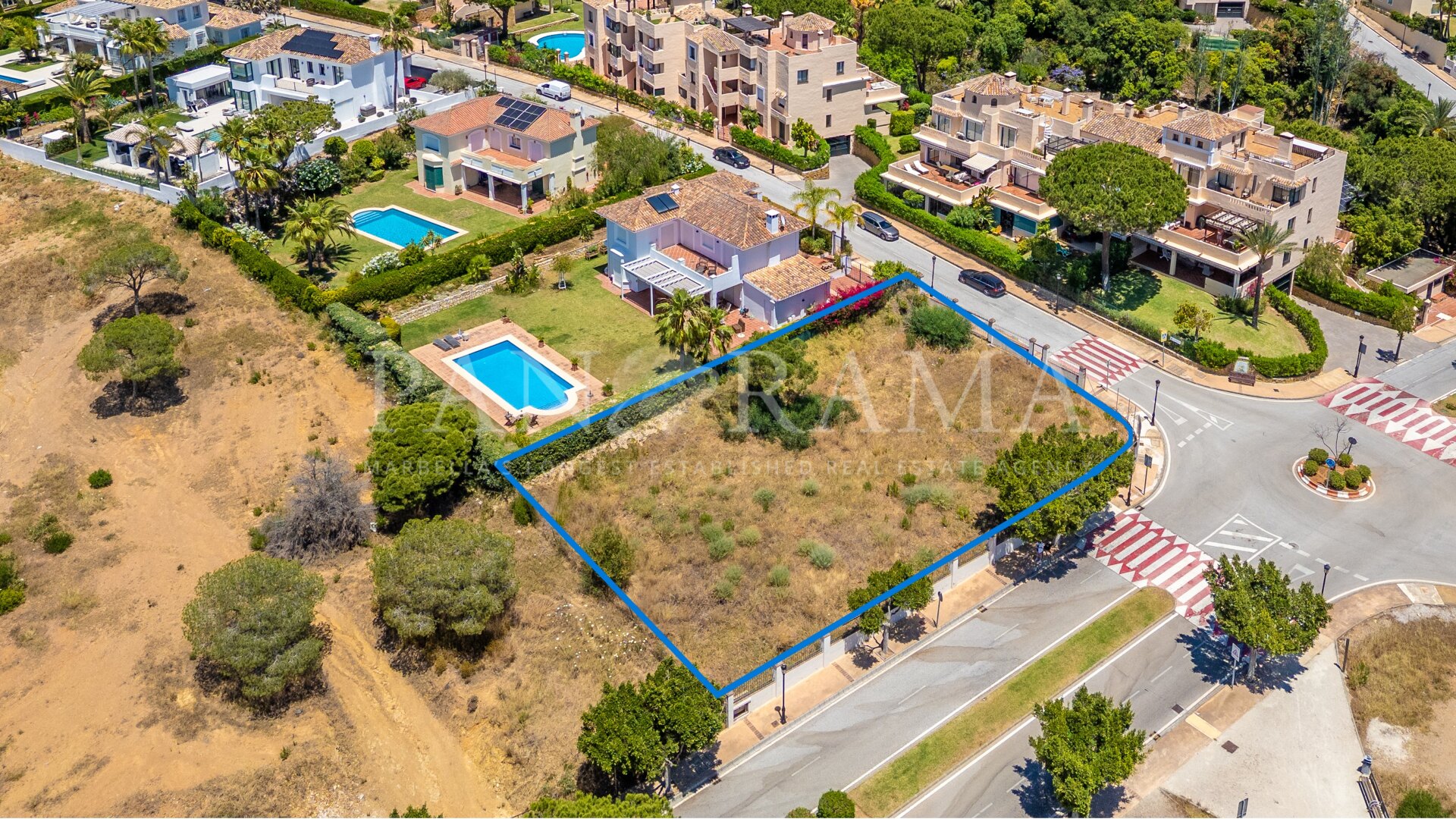 Erstklassiges Eckgrundstück mit Villenprojekt im Herzen von Elviria, Marbella