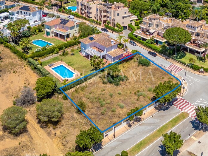 Prime corner plot with villa project in the Heart of Elviria, Marbella