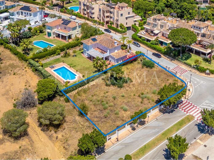 Erstklassiges Eckgrundstück mit Villenprojekt im Herzen von Elviria, Marbella