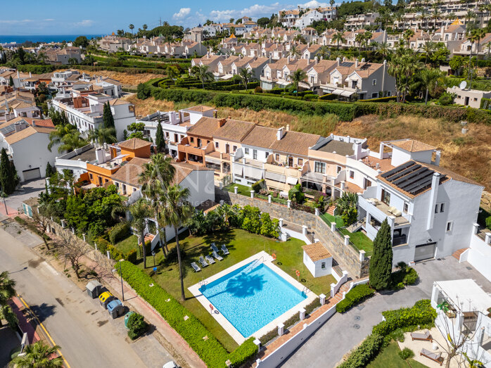 Charming, corner, semi-detached house in Paraíso Barronal, New Golden Mile