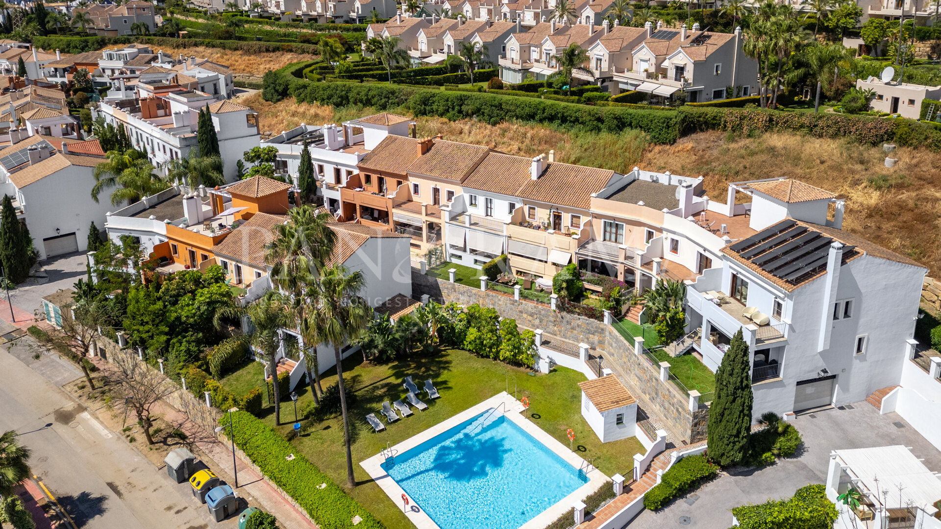Charming, corner, semi-detached house in Paraíso Barronal, New Golden Mile