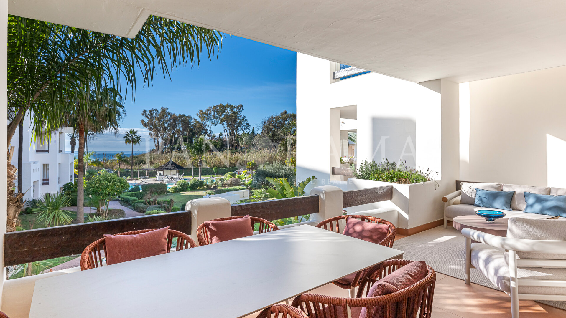 Impeccable apartment with sea views in Bahia del Velerin, Estepona