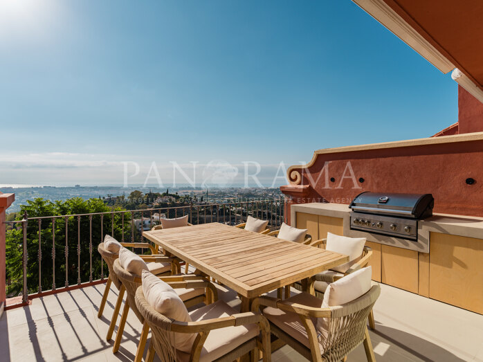 Charming contemporary penthouse with panoramic views in Monte Halcones