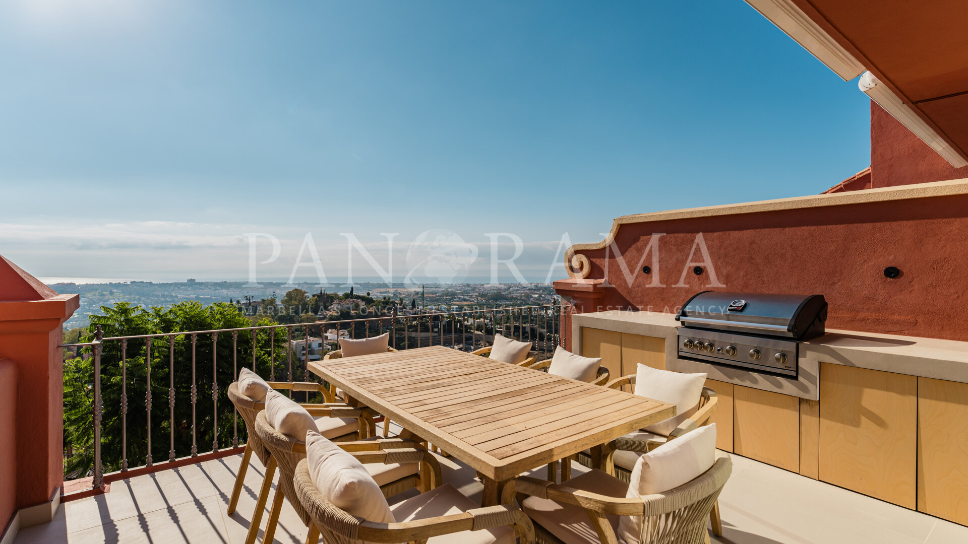 Charming contemporary penthouse with panoramic views in Monte Halcones